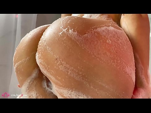 ❤️ Brunette o ipholla litho tsa botona kapa botšehali ho li khotsofatsa Pussy e nang le Vibrator ho ea ho Intense Orgasm in Shower ️ ️❤